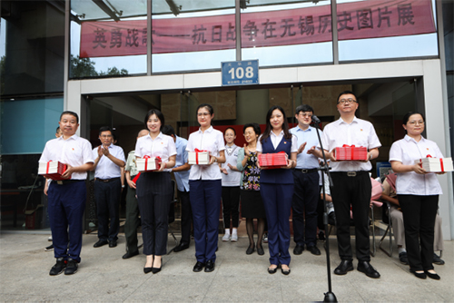 宗翡详细介绍《英勇战歌—抗日战争在无锡历史图片展》展览筹备情况