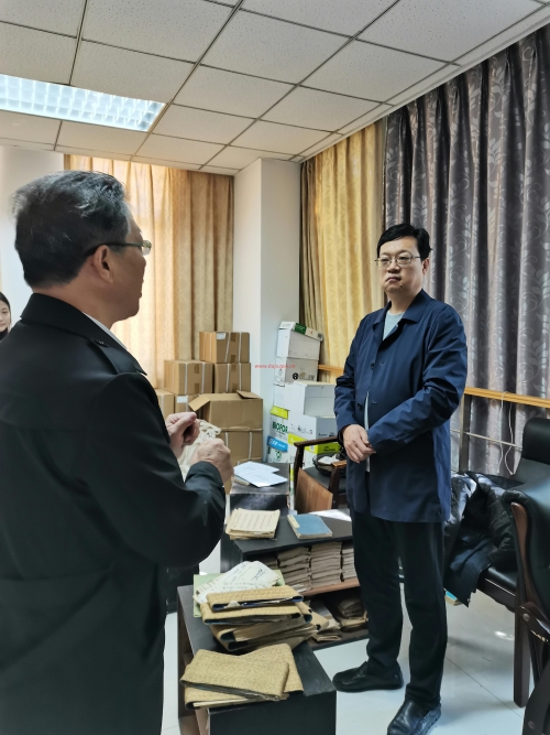 镇江市档案馆馆长卜兴荣和王礼刚洽谈档案捐赠事宜.jpg