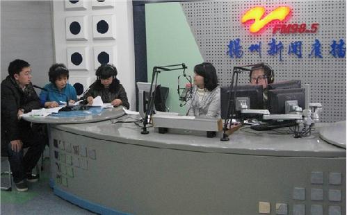 扬州市档案局业务部门走进电台直播间